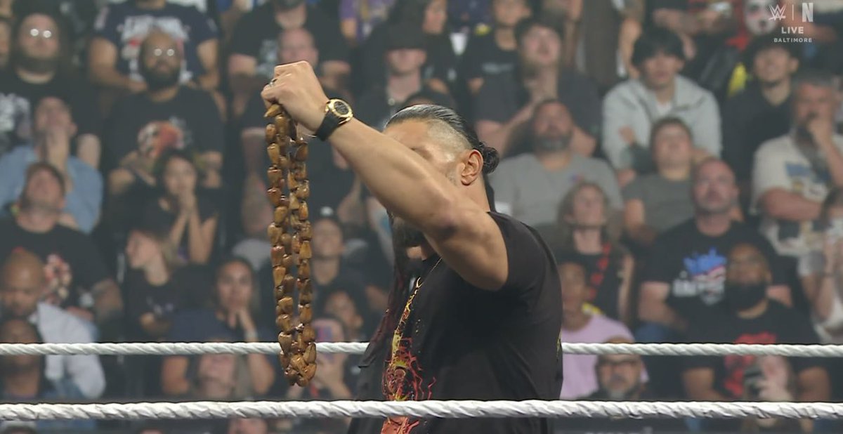 FadeAwayMedia's tweet photo. ROMAN REIGNS JUST PULLED OUT A NEW ULA FALA 👀

#WWERAW https://t.co/P4k2Kl24Iw