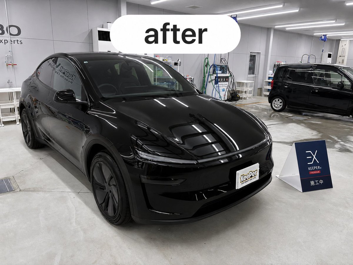 EVModelY97815's tweet photo. 納車翌日に、Model YへEXキーパープレミアムを施工しました🚘✨

今回お願いしたのはキーパーラボさんです。

コーティングについては、SNSや動画を見ていると👀
「新車でも研磨した方がいい」
「専門店で細かく下地処理した方がいい」
など、いろいろな意見があります。
もちろん、こだわれば選択肢はたくさんあると思います。
ただ、私はコーティングのプロではないですし🔰
正直そこまで細かく見極められるタイプでもありません🤔
それなら、分かりやすく安心して任せられるところにお願いしたいと思い
今回はキーパーラボを選びました。

キーパーラボにした理由は

・近くに店舗があった
・今後のメンテナンスや洗車を頼みやすい
・直営店という安心感がある
・屋内で施工してもらえる環境が良さそうだった
・価格面でも納得できた
このあたりです。

最初はダイヤモンドキーパー系とも悩みましたが
うちは青空駐車なので、より皮膜が厚いEXキーパーを選びました。
金額は割引を使って約15万円💰️
本来は20万円を超える内容だったので、価格面でも納得感がありました。

施工時間は、朝9時に預けて19時30分ごろに完成⏳️
その日のうちに受け取ることができました。

どこで、どのコーティングをするかは賛否両論あると思います。
専門店でしっかり研磨してもらうのも良いと思いますし、
コーティングに強いこだわりがある方は、また違う選択になると思います。
ただ、私の場合は
「近くで相談しやすい」
「メンテナンスしやすい」
「仕上がりに満足できる」
という点で、キーパーラボにして良かったと思っています。
施工後の感想ですが、
黒ボディということもあって、ヌルテカ感が最高ですかお😆
写真は施工前後で撮りましたが、
昼と夜で条件が違うので分かりにくいかもしれません

それでも実物を見ると、
黒の深みとツヤ感はかなり満足しています

Model Yのダイヤモンドブラック
EXキーパーとの相性かなり良いです‼️
#テスラ #ModelY #キーパーラボ #EXキーパー #EXキーパープレミアム