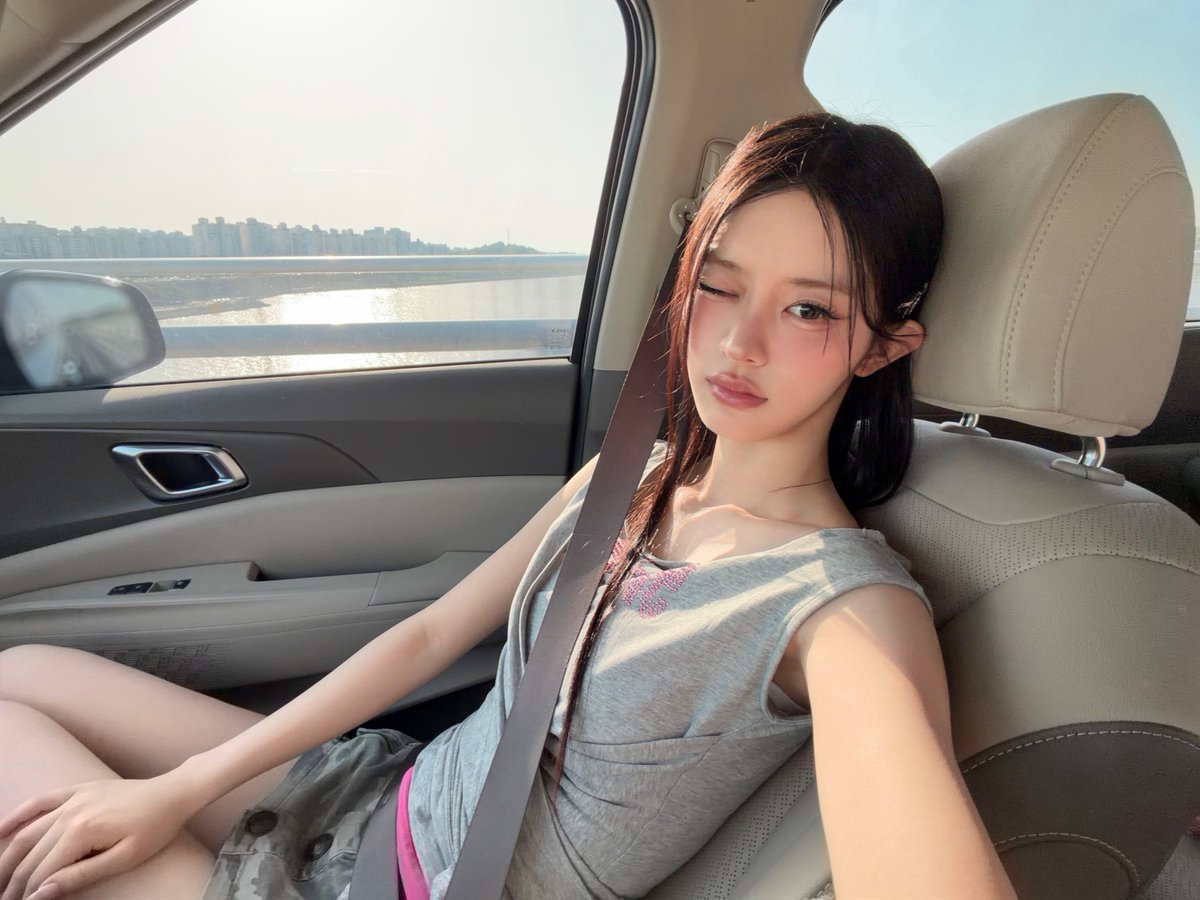 ch5h11's tweet photo. 여름냄새나는 민주 사복사진 진짜 좋음 https://t.co/lh1wrnxTXV