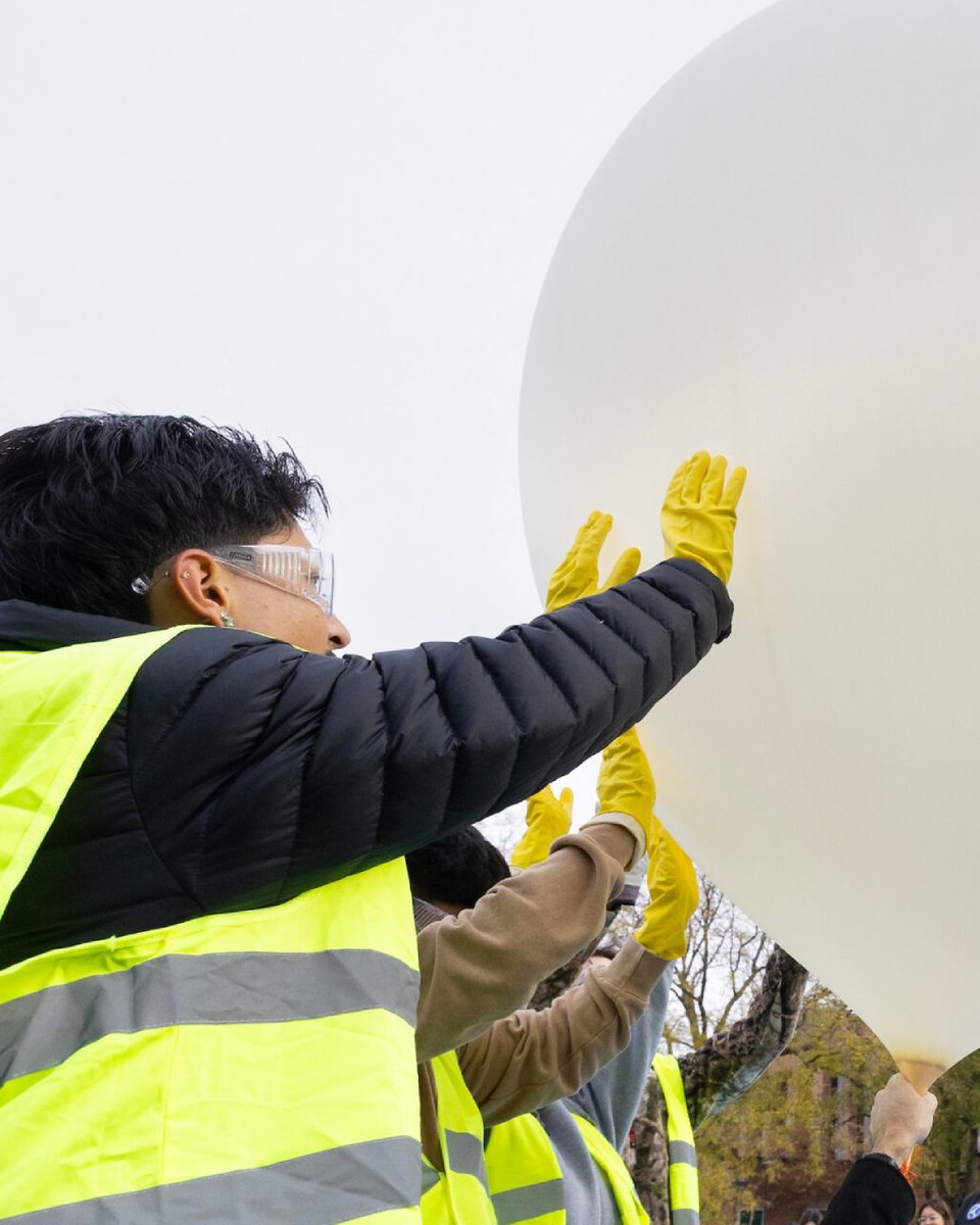 UNOAlumni's tweet photo. A hands‑on science class has evolved into near‑space research. Students in Dr. Nero’s course design experiments that can withstand –40°C and altitudes of 100,000 feet — work that led @UNOBiomechanics to test advanced nanofiber materials on these flights. https://t.co/DHxpAmuiY4 https://t.co/CfHTaxXalh