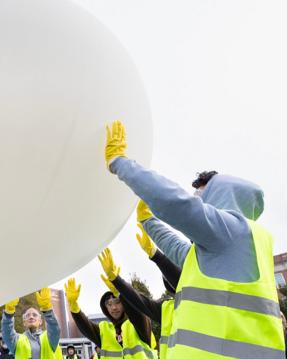 UNOAlumni's tweet photo. A hands‑on science class has evolved into near‑space research. Students in Dr. Nero’s course design experiments that can withstand –40°C and altitudes of 100,000 feet — work that led @UNOBiomechanics to test advanced nanofiber materials on these flights. https://t.co/DHxpAmuiY4 https://t.co/CfHTaxXalh