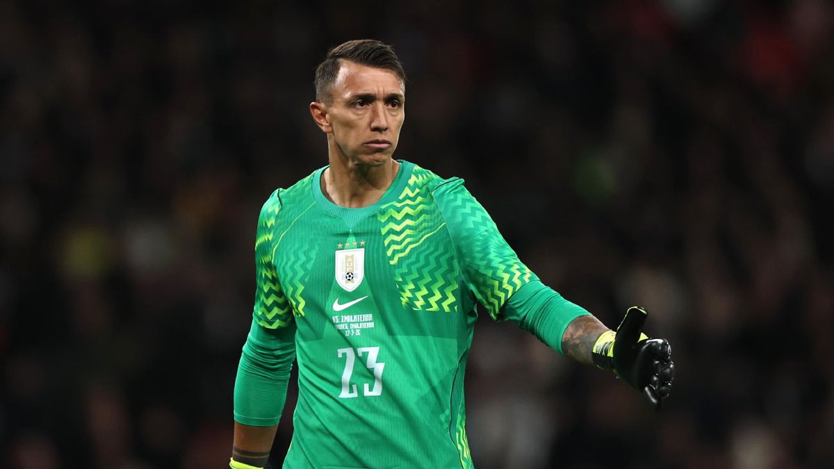 CNdeF__14051899's tweet photo. Nuevamente en un nuevo mundial Uruguay sufre con "manos de manteca" Muslera, puede ser el mejor de los goleros pero siempre se come un gol que le cuesta la vida a Uruguay. Lamentablemente después de hoy debería agradecer por todo y aportar desde el banco https://t.co/bKP8drHIQF