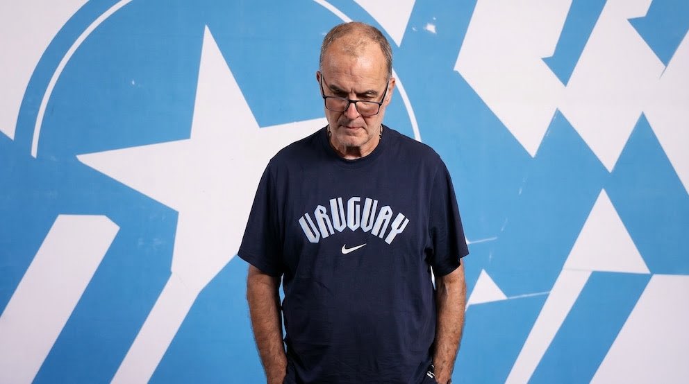 Bonanseismo's tweet photo. Bielsa cuando lo perdía / Bielsa si lo daba vuelta https://t.co/pJ066ZNykg