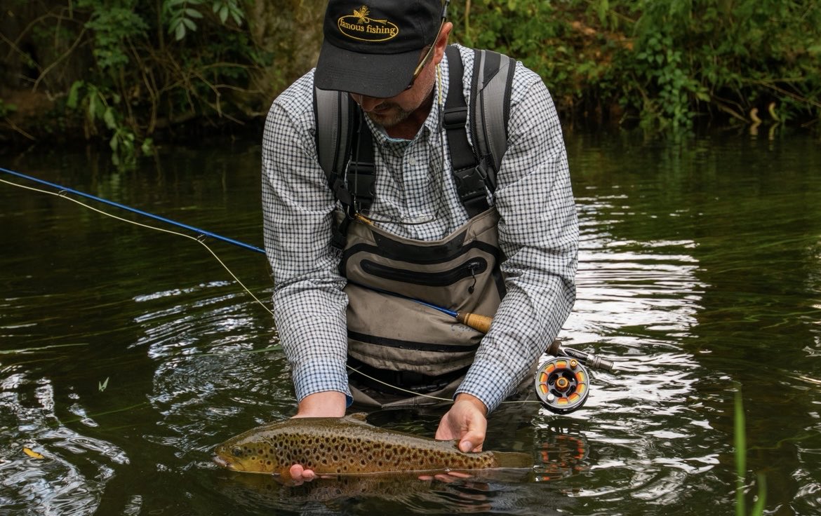 FRCcrew's tweet photo. Fishing the chalk streams of England with our good friend William Daniel is definitely a bucket list trip!

#Teamtoothman #HarmansCabins #WVDNR #YetiCoolers  #ColomboLaw #fishpondusa #flyfishing #fishing #travel #mountains #explore #lifeonthefly #frc #flyrodchronicles https://t.co/v2jOuveret