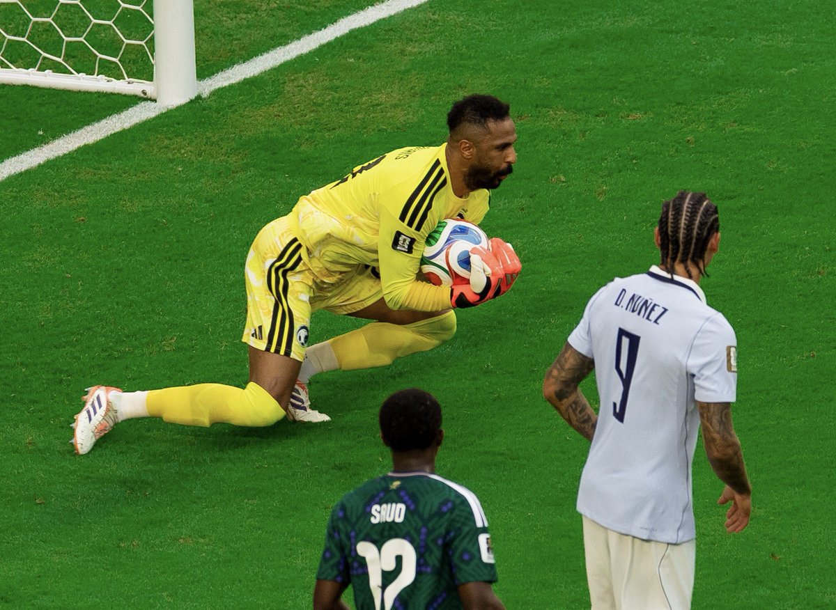 KNFCAFE's tweet photo. محمد العويس 
تصدى لـ 9 تسديدات في مباراة اليوم 💚🧤
#FIFAWorldCup | #السعوديه_الاوروغواي https://t.co/r2oNxfMZ1G
