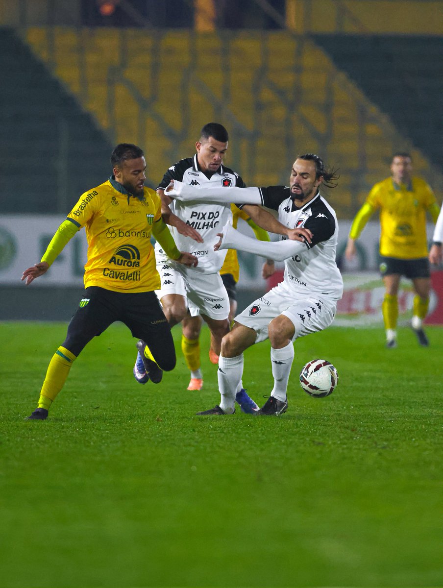 ypirangafc's tweet photo. Fim do primeiro tempo!

O Ypiranga vai vencendo o Botafogo PB pelo placar mínimo, o gol do Canarinho foi marcado pelo Centroavante, Renan Gorne!

📷 Pablo Nunes / YFC https://t.co/j0U8pb1HRf