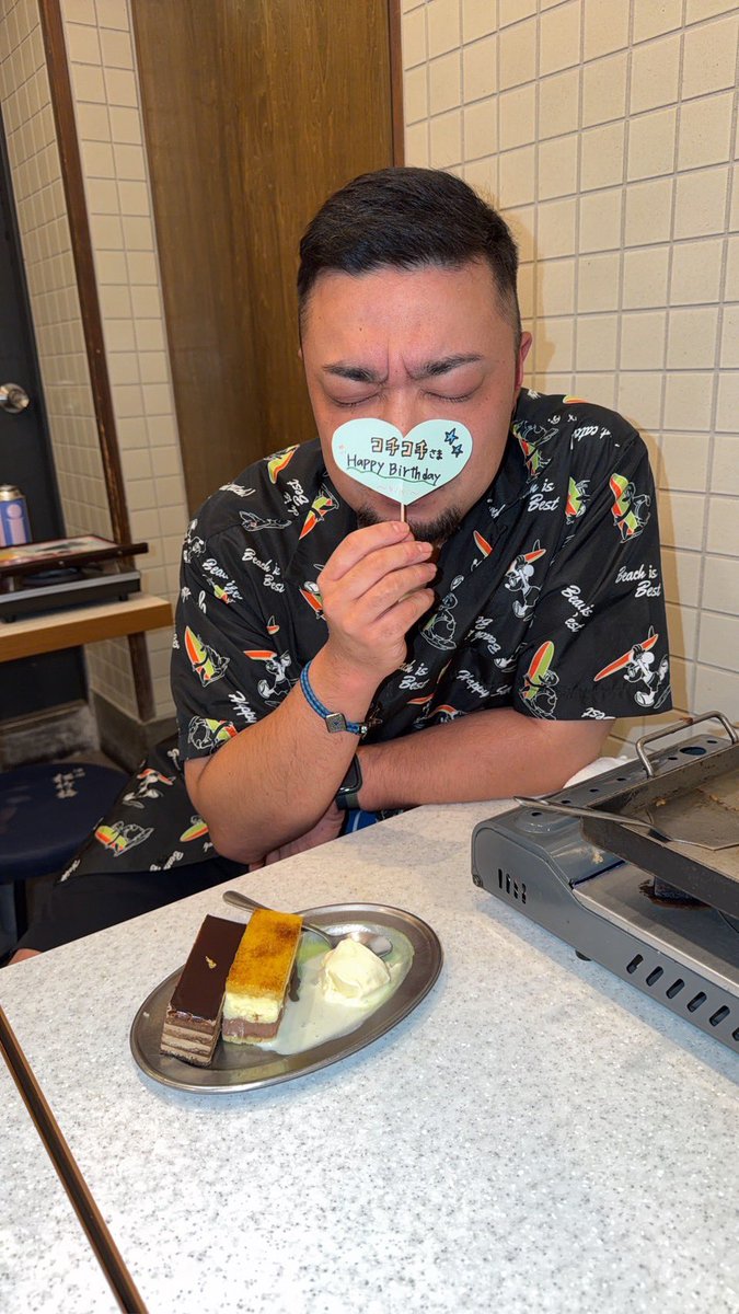 Cocholate_0616's tweet photo. 私事ですが…
本日誕生日を迎えました🙇🏻‍♂️
相変わらず風船は飛びませんが
29歳になってしまいました🫣

Tiktokで知り合ったノンケの友達が
サプライズでお祝いしてくれました😭
嬉しすぎた…

完全アラサーな僕と今後とも
仲良くしてください( *¯ ꒳¯*)✨

ダンスも（フェチ活も）頑張ります！ https://t.co/JUBcVhxhdg