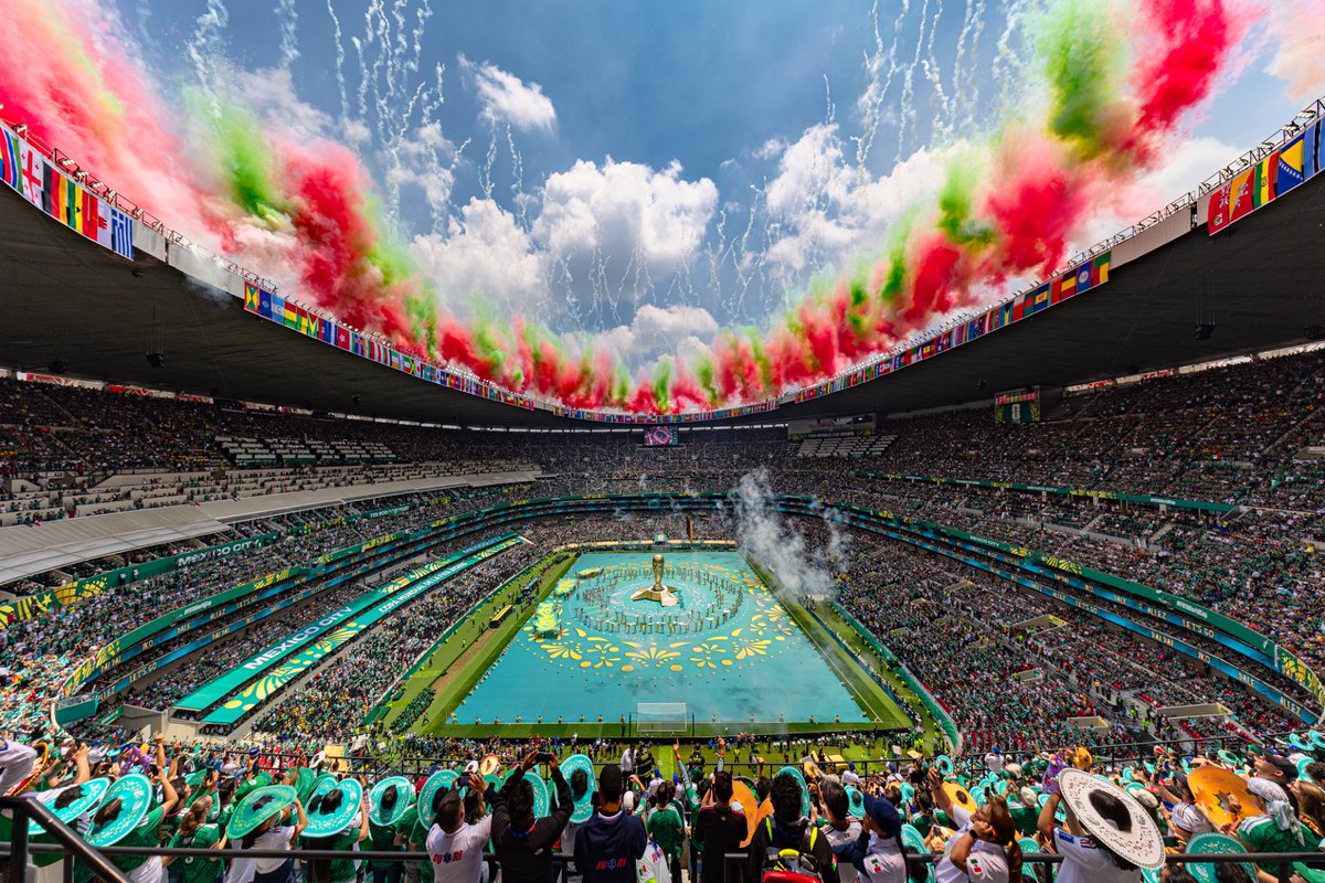 sportscaddy's tweet photo. Millions of photos will be taken at the World Cup, which is as much a festival of colour as it is a tournament. Starting with @Santiago_Arau's shot of the curtain-raiser at the Azteca, here are some of the best. 🧵 https://t.co/vo7mqmZosz