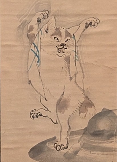 mr_nyancyu's tweet photo. 「河鍋暁斎展」から「猫又図」（部分）
しっぽが2つに分かれた猫の妖怪「猫又」が手ぬぐいを頭にかけて石灯籠の上で踊っています

#アート #河鍋暁斎 #サントリー美術館 https://t.co/eaIK85H1xG