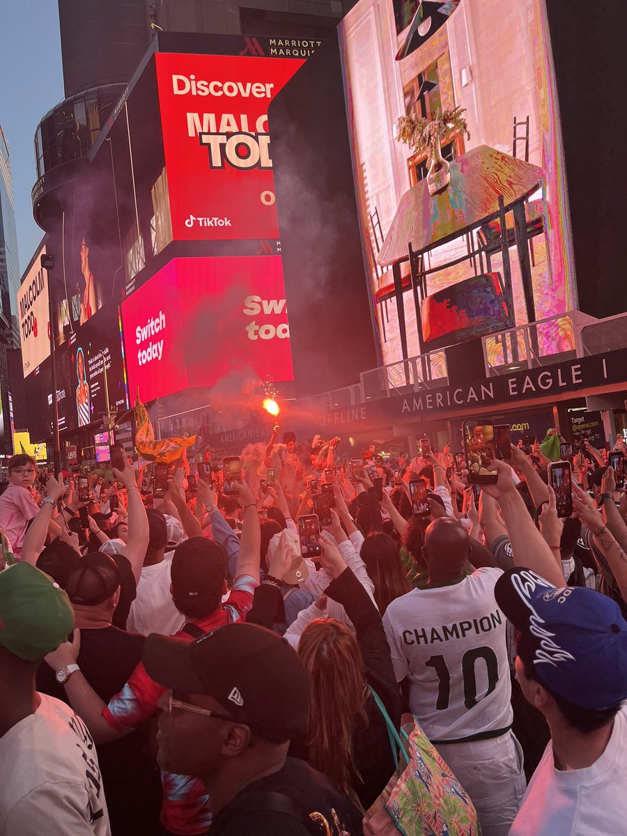 CRemise77's tweet photo. La Marseillaise en direct de Times Square messieurs dames. Français, Argentins et Algériens, dans la joie et la bonne humeur.  #CM2026 @Le_Figaro https://t.co/dVswgmQPUy