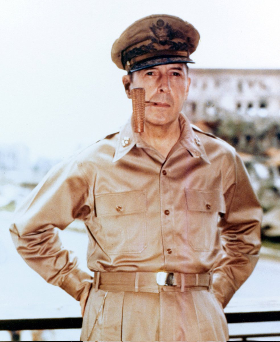 TheSilentCal's tweet photo. "Quem disse que a caneta é mais poderosa que a espada obviamente nunca se deparou com armas automáticas.” 
Douglas MacArthur https://t.co/Bpl5bcD27s