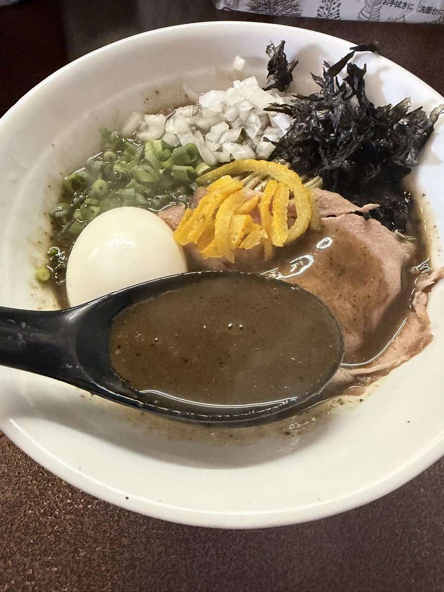 uwaaooooo's tweet photo. ２番ライト煮干男（ニボメン）

限定5+100円 濃厚イカ煮干2種
限定和え玉　スルメイカタレ焼き

年に2、3回ぐらいしか食べれない🦑
今日の🦑はカエシなしでこのガツンとイカと濃厚な味わいたまらねー🤪
カエシ全然いらないけど追い🦑求め醤油👍
イカの味わいマシマシ苦味マシマシ👍
背脂忘れた😅😅 https://t.co/weQNlIyYhY