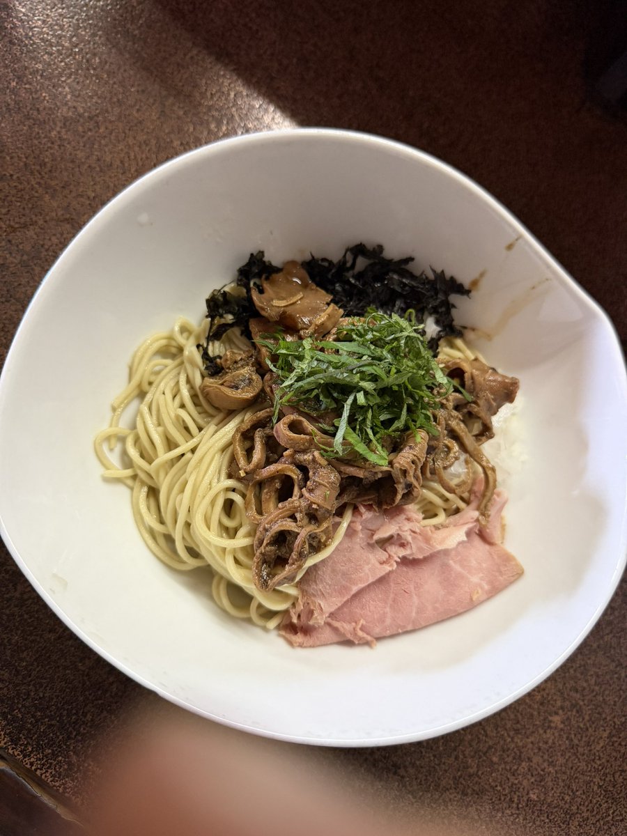 uwaaooooo's tweet photo. ２番ライト煮干男（ニボメン）

限定5+100円 濃厚イカ煮干2種
限定和え玉　スルメイカタレ焼き

年に2、3回ぐらいしか食べれない🦑
今日の🦑はカエシなしでこのガツンとイカと濃厚な味わいたまらねー🤪
カエシ全然いらないけど追い🦑求め醤油👍
イカの味わいマシマシ苦味マシマシ👍
背脂忘れた😅😅 https://t.co/weQNlIyYhY