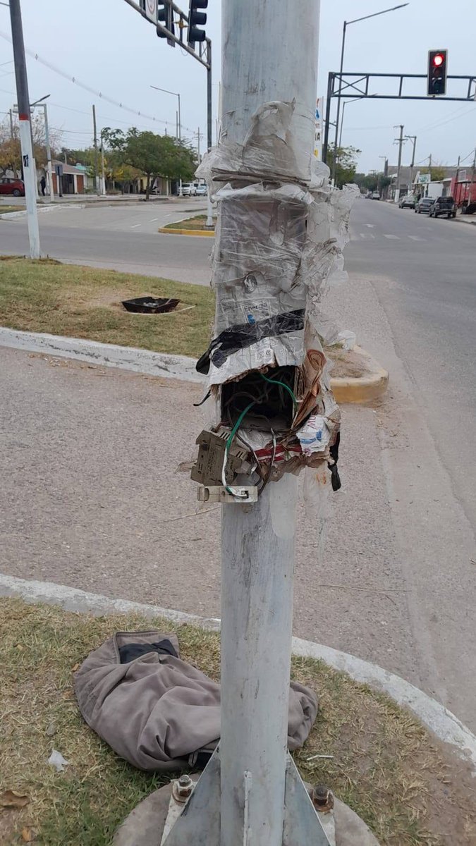 rioja02's tweet photo. #LaRioja Preocupa el robo de térmicas en los semáforos

🚦Otro hecho se registró, en esta ocasión, en avenida 1° de marzo y Malvinas Argentinas https://t.co/tgZDWX3fol