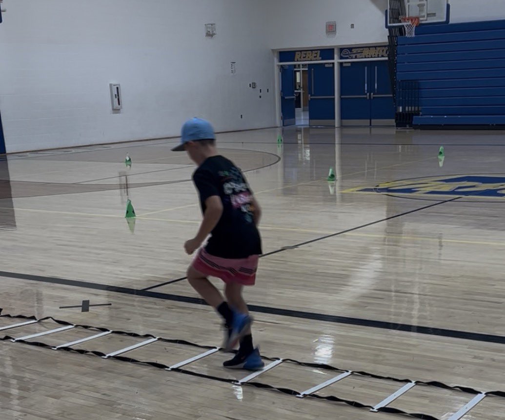 justinhazard6's tweet photo. 4th -8th Grade REBELS putting in the work 💪💪 https://t.co/vzZ7Hc8G3r