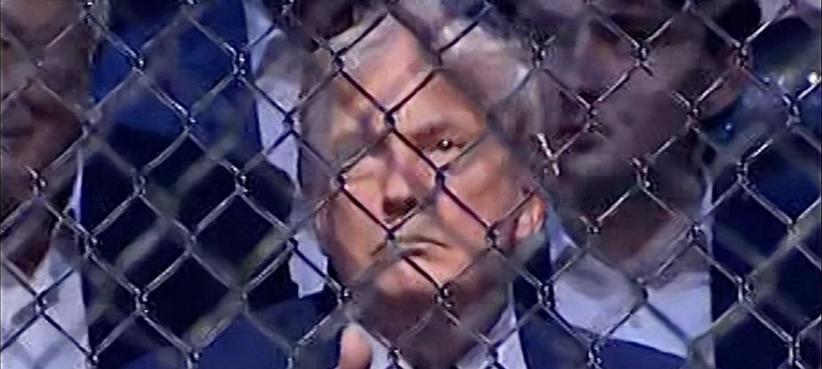 JamieBonkiewicz's tweet photo. He looks good behind a cage. https://t.co/2Z3BoUXL89