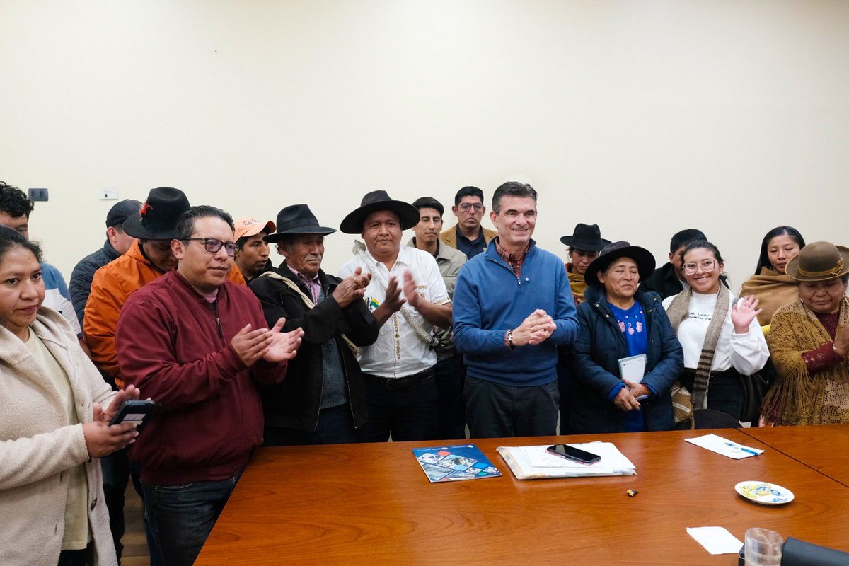 Rodrigo_PazP's tweet photo. Avanzamos con paso firme mediante el diálogo y la coordinación directa. 
Hoy nos reunimos en la Casa Grande del Pueblo con l@s herman@s de Tupac Katari y Bartolinas Sisa de Caranavi para atender sus demandas de desarrollo. Demostramos una vez más que la manera de construir país es trabajando juntos, no bloqueando.  

Para consolidar este gran éxito de diálogo, creamos la Comisión Especial de Desarrollo e Integración de las Provincias de La Paz. Desde aquí haremos seguimiento estricto a las obras de carreteras, electrificación y producción que impulsarán el norte paceño. Paso a paso, le ganamos a los bloqueadores con gestión y entendimiento.