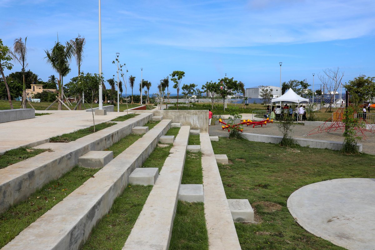 SimonXRodriguez's tweet photo. Excelente noticia para Haina! 🇩🇴 
Pte Abinader inauguró la 1ra etapa del Bulevar de la Salud, un nuevo pulmón verde para el deporte y la recreación. 🌳🏀 Una inversión clave para el bienestar de nuestra comunidad y el desarrollo local. 
¡Sigamos transformando espacios! 💪

#BulevarDeLaSaludHaina 
#ParqueHaina