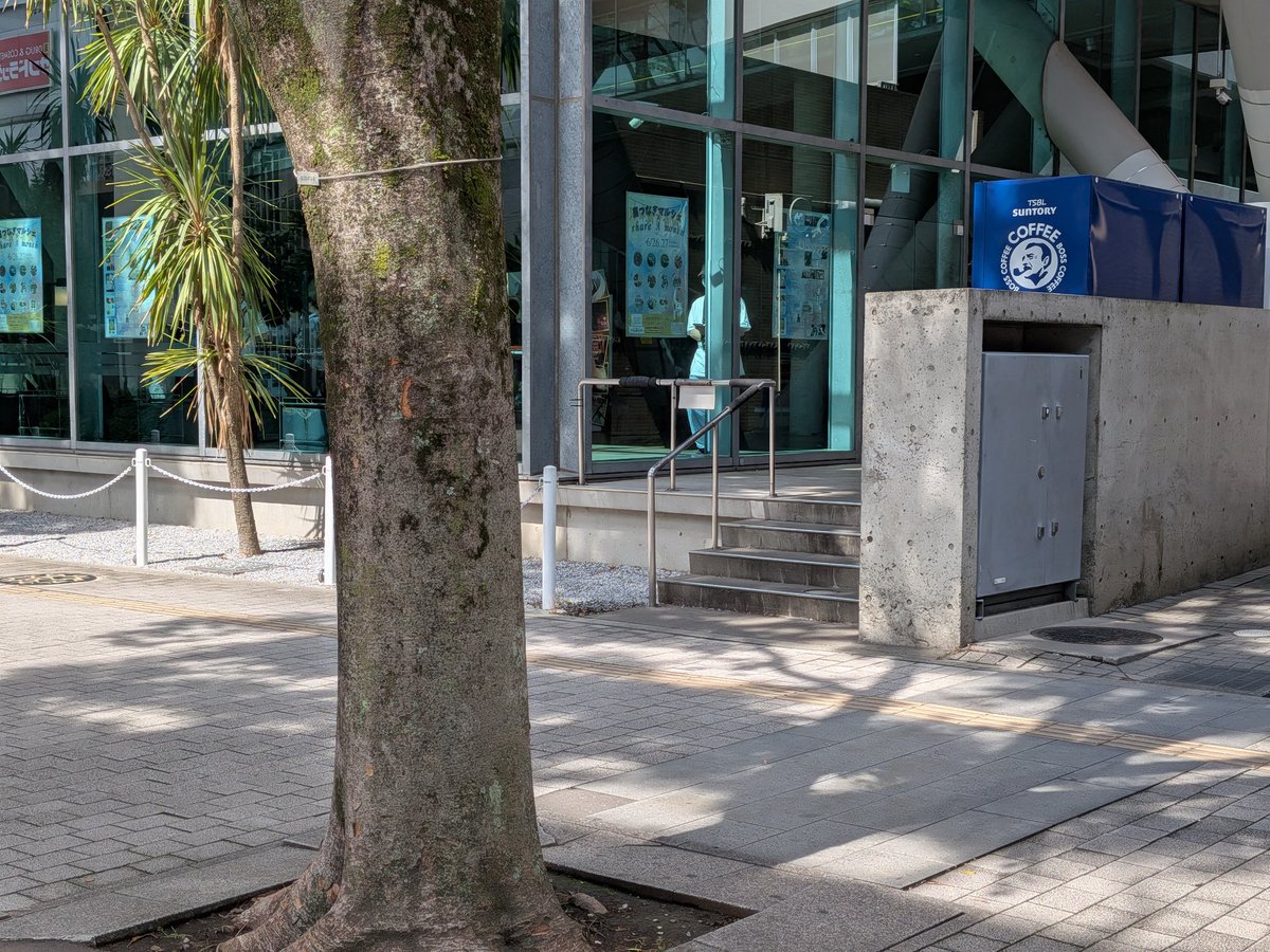 Miroqu's tweet photo. 今日は兼ねてから予定してた超かぐや姫の激音上映視聴+聖地巡りの日です。

とりあえず朝上映回前にいろヤチ缶GETと最初の聖地回収📸

映画館の真横に聖地あるの、良いよね✨️

#超かぐや姫 https://t.co/IppBrWBbPe