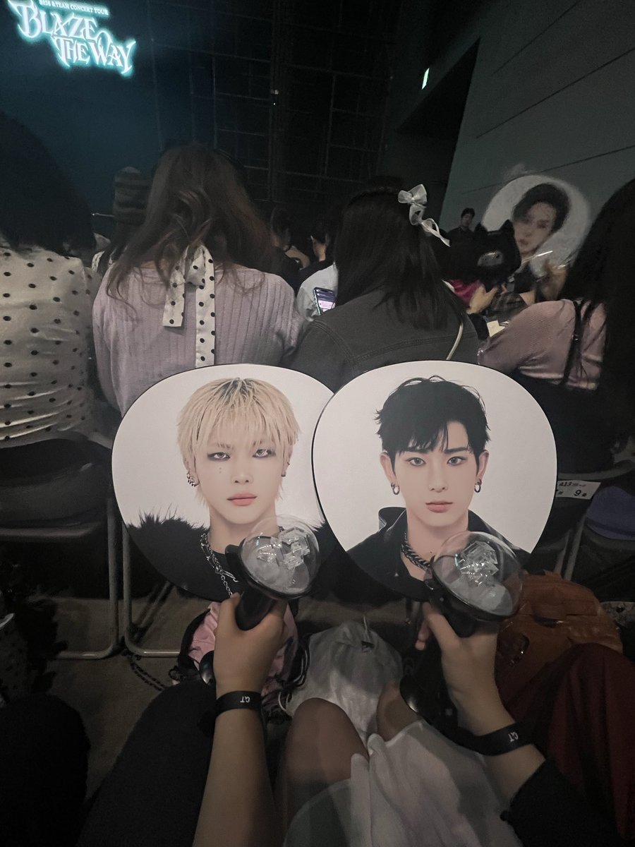 Oee__ri2's tweet photo. 初めての&amp;TEAMのライブ参戦💖お友達に付き添いでついてきてもらってのライブだだった‼︎席も近くて肉眼で拝めて最高だった😭😭次はアプグレしてファンサ貰いたい‼️‼️ https://t.co/Wz5jKqKQZw