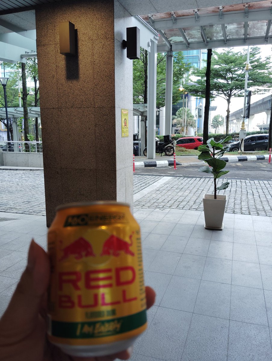 トモ tweet media