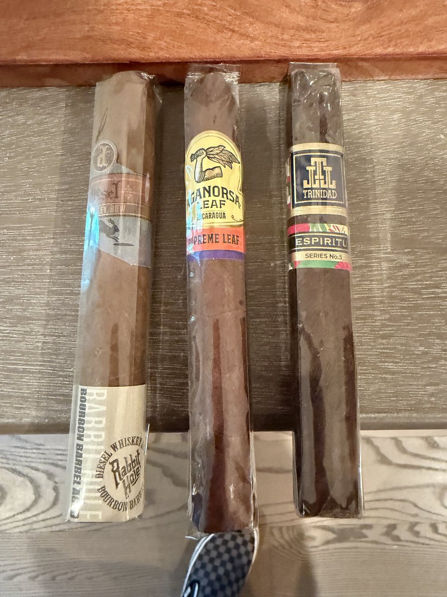 ufo_tarheel's tweet photo. Tonight’s grabs 🫡
#cigar #stogie https://t.co/a7CsiHCh1d