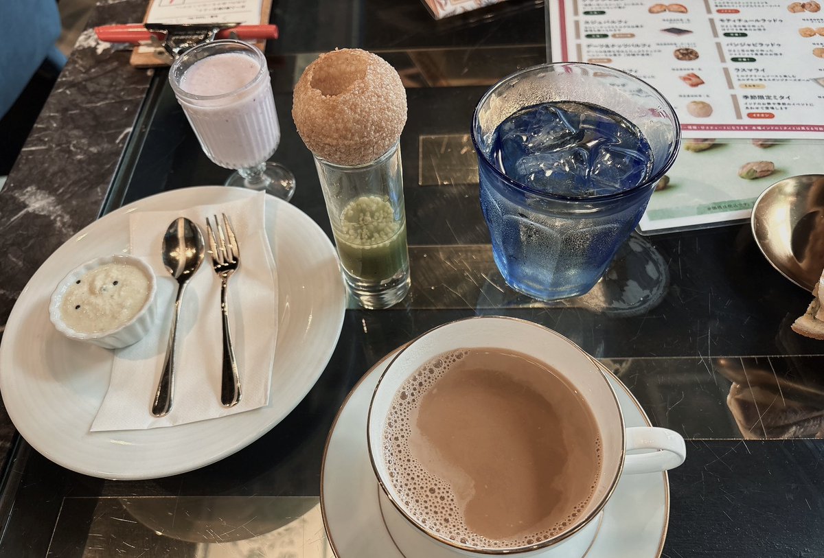 1showjoe's tweet photo. ご飯も内装もちょーすてきだったのよん💙
海の中にも宙の上にもお城の中にも見える感じで惚れ惚れ…✨
そこにお美しいロリィタさんがたくさんいて圧巻でした🫶 https://t.co/nwIMAS8pPo