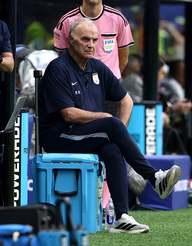 PedroFigue_98's tweet photo. Marcelo Bielsa planificó muy bien el partido. Generamos más situaciones que en los últimos dos años.

El gol fue un error de Viña que derivó en un córner fuera de contexto, donde marcamos muy mal. También acertó en los cambios. 

Es por ahí, DT. VAMOS URUGUAY. https://t.co/YE6W1AEzYN