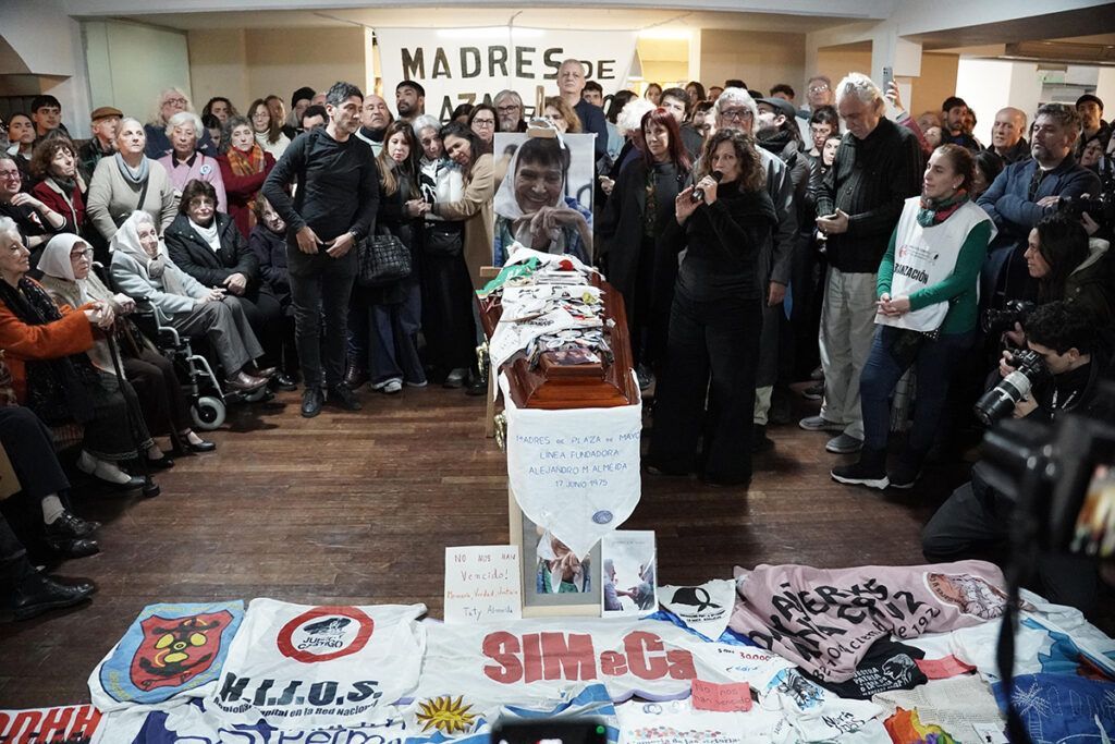 tiempoarg's tweet photo. 🤍 Taty presente: miles de personas despiden a la histórica Madre de Plaza de Mayo en FOETRA.

✍️ @amigofede | https://t.co/9LLqOLhM1P 
📷️ @PabloLecaros1 https://t.co/KeYZncH7DW