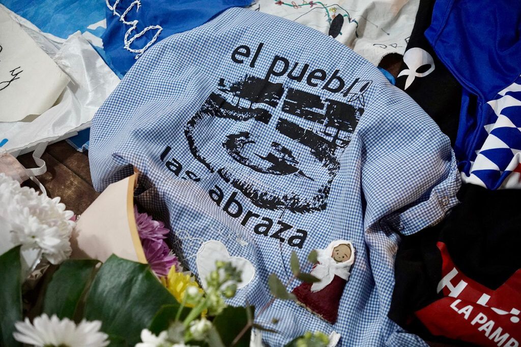 tiempoarg's tweet photo. 🤍 Taty presente: miles de personas despiden a la histórica Madre de Plaza de Mayo en FOETRA.

✍️ @amigofede | https://t.co/9LLqOLhM1P 
📷️ @PabloLecaros1 https://t.co/KeYZncH7DW