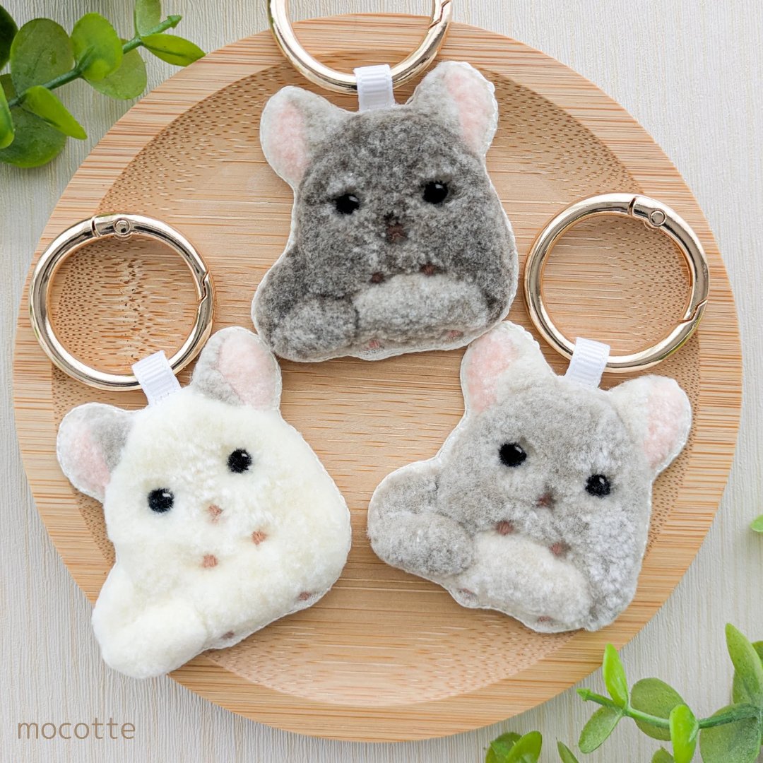 mocotte8's tweet photo. \新作追加のお知らせ🐭/

チンチラさんチャーム(全3色)
まるいフォルムと大きなお耳、
しっぽの先までふわふわもふもふです🍀

各色2点ずつ・6/19(金)20時〜
まずはminne限定で販売します。

よかったらのぞいてみてくださいね🐾

🌱https://t.co/e01Fm4K4BP

#チンチラ #ハンドメイド #minne https://t.co/uPyXrKZ9tF