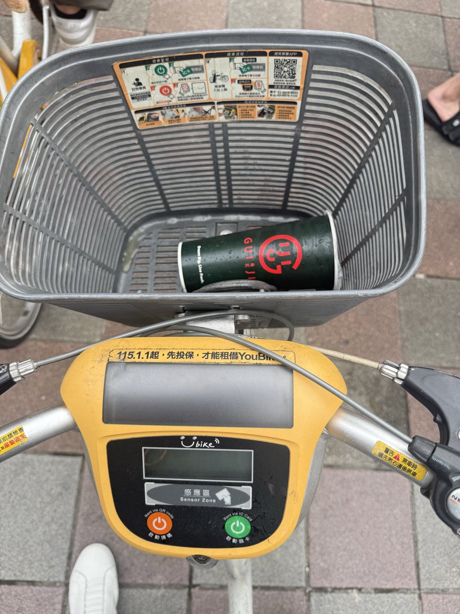 TaipeiXimen's tweet photo. 昨天最衰小的事
一口都還沒喝的飲料就在騎腳踏車的過程中破掉流光光 https://t.co/4qOoCNw6Rq