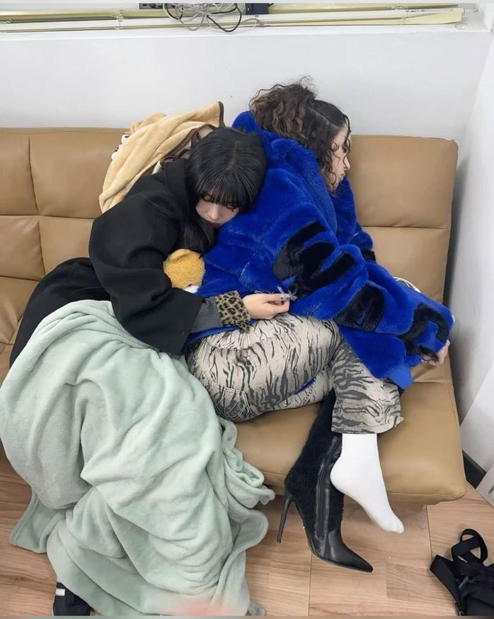Lafort_Z's tweet photo. Elas descansando dps de gravar um take em gnarly🥹🥹🥹 https://t.co/MTgDEl6QOn