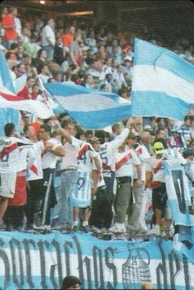 14deltablon_'s tweet photo. Argentina Argentina, Argentina selección
Argentina te saludan, Los Borrachos del Tablón... https://t.co/P2DblzY46v