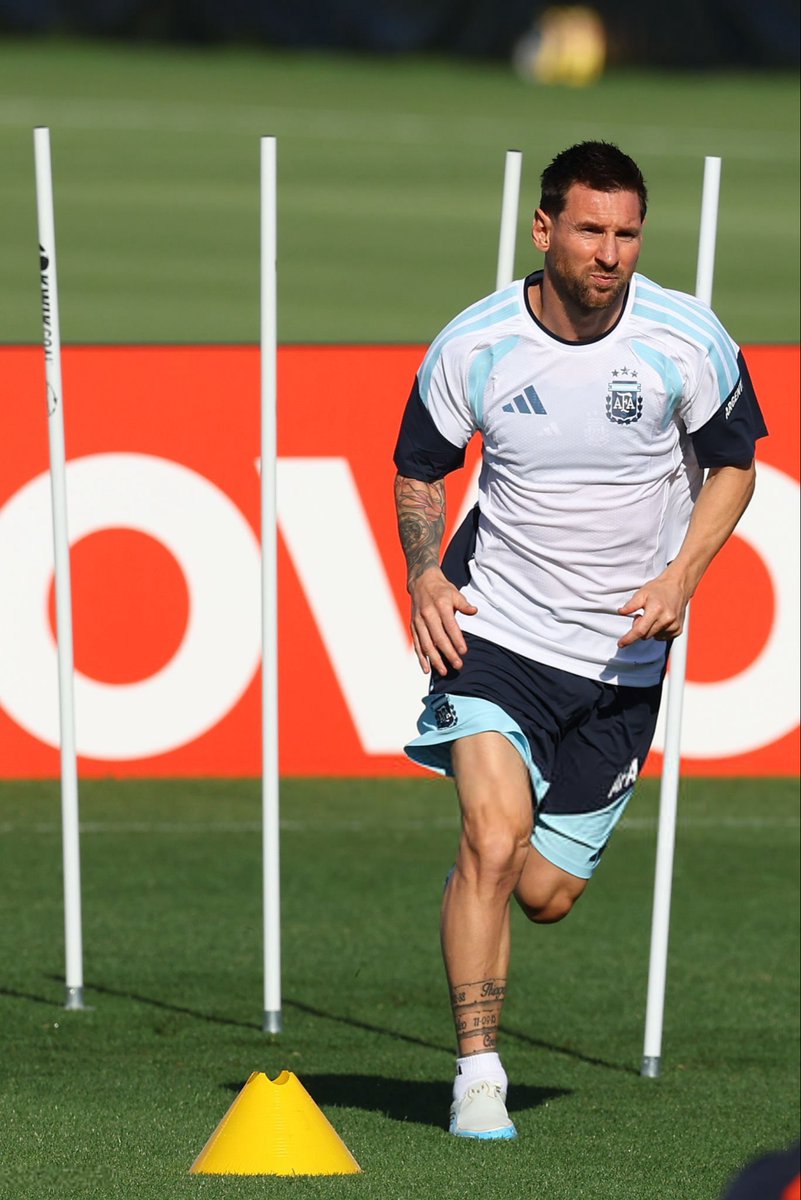 Messias30_'s tweet photo. Messi, y de fondo ¡¡ 4 PALOS !!

Están apareciendo las señales. https://t.co/TRs71PBvTp