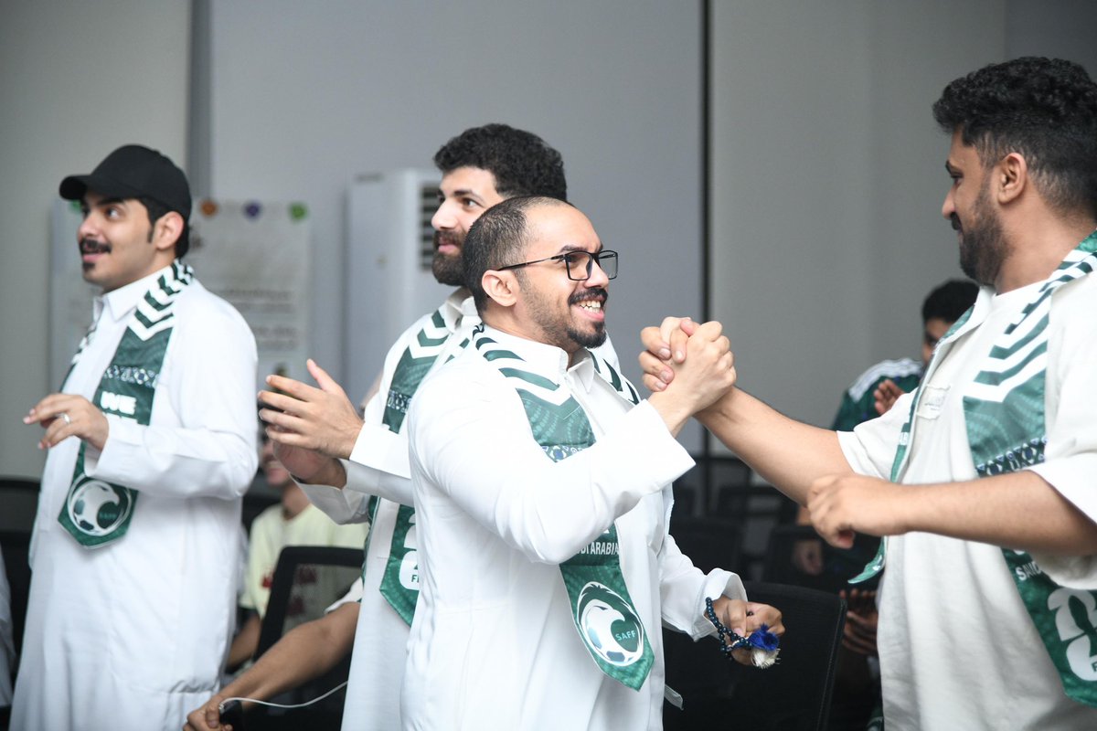 farouksports's tweet photo. 📸| جانب من الحضور و مشاهدة مباراة المنتخب السعودي 🇸🇦 بمركز الحي بالمجاردة، والتي نظمها نادي #الفاروق  بالشراكة مع بلدية المجاردة، وسط حضور وتفاعل جماهيري مميز.

#المجاردة #نادي_الفاروق #بلدية_المجاردة #المنتخب_السعودي https://t.co/PQCLAGl5Bv