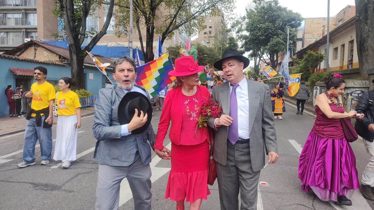 Cedano85's tweet photo. Doña Flor y sus dos maridos también estuvo en la caravana de La Perseverancia en Bogotá 
#CepedaPresidente https://t.co/WHNiKzJPPH