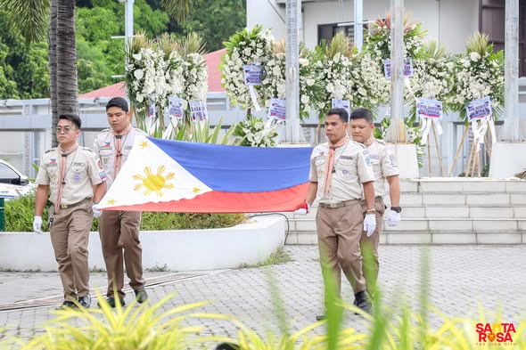 santarosacity's tweet photo. TINGNAN | Isinagawa noong Hunyo 12, 2026 ang Flag Retirement Ceremony bilang bahagi ng paggunita sa ika-128 Araw ng Kalayaan ng Pilipinas.

Ang seremonya ay dinaluhan  ng mga kinatawan mula sa iba't ibang tanggapan at sektor, partikular na ang Boy Scouts of the Philippines - Santa Rosa Council, gayundin ang miyembro ng Sangguniang Panlungsod. Pinangunahan naman ito ni Mayor Arlene B. Arcillas.

Layunin ng aktibidad na magbigay pugay at galang sa pambansang sagisag ng kalayaan, kasarinlan, at pagmamahal sa bayan--ang watawat ng Pilipinas. 

📸: CIO Reymar

#SerbisyongMakataoLungsodNaMakabago
#TatakArcillasSerbisyongWagas
#CityofSantaRosaLaguna
#HelloSantaRosa
#SantaRosaTheLionCity🦁