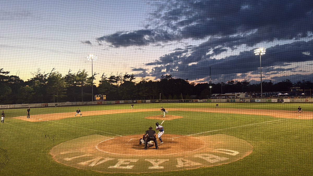 LiamStephens18's tweet photo. 🦈 chasing 9th straight W

@lmooch33 ballin in the purp press box

5-3 Vineyard lead, top 7th! https://t.co/0eWmRQMnzI
