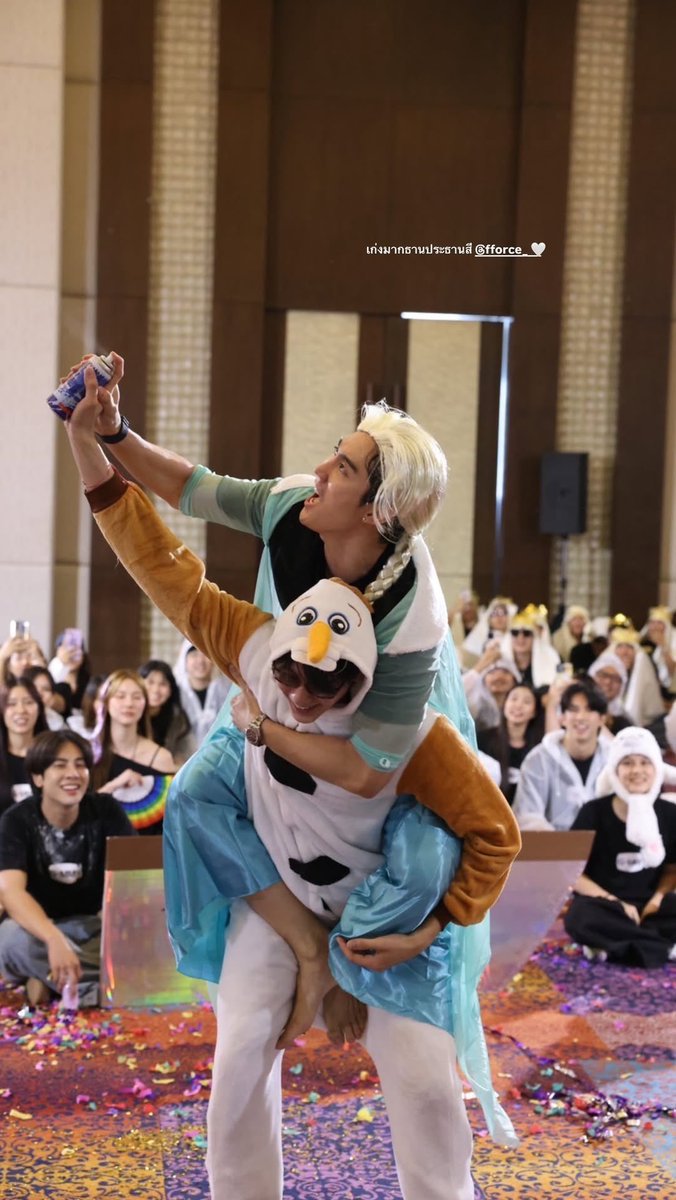 MB_BOOK2's tweet photo. ปีนี้ส่วนบุ๊คที่ควบตำแหน่งแฟนประธานก็เลยได้เป็นโอลาฟอยู่เคียงข้างเอลซ่า5555+ https://t.co/jp2TFk9izF