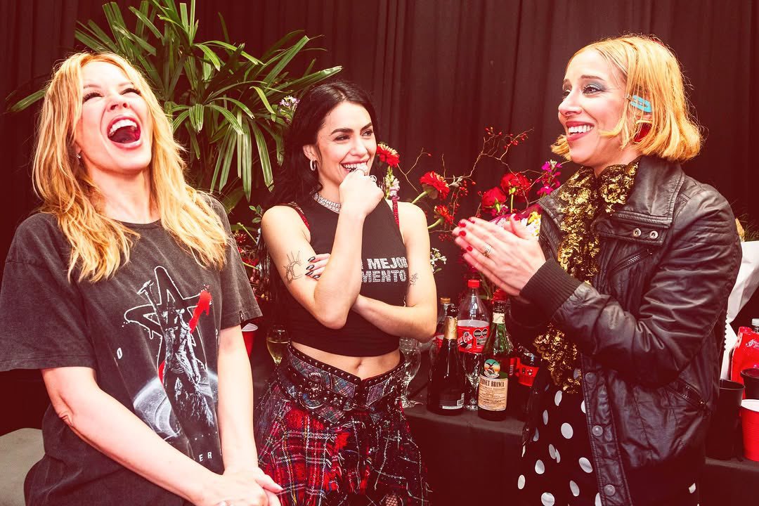 LaliPics01's tweet photo. LAS MUJERES DEL POP 🪩✨️
LALI junto a Juliana Gattas y Kylie Minogue 😘🫶🏻
@lalioficial #LaliEnRiver https://t.co/mJwmA8pJSL