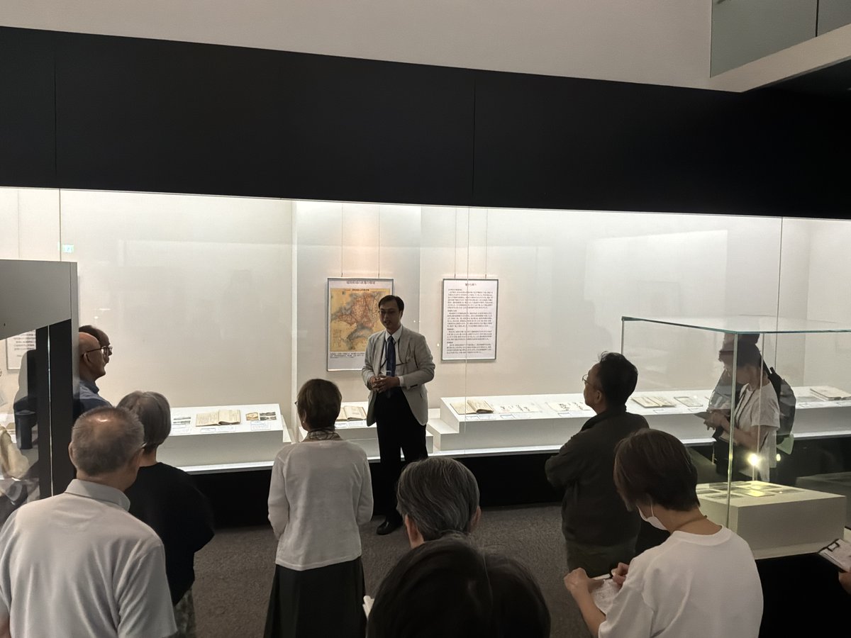 kyureki_kyuoni's tweet photo. ぼく、きゅうに！
教科書で習った「廃藩置県」、実は明治政府がしかけたクーデターだったことを知ってる？「明日から藩を廃止し、殿様は全員クビ！」という、スリリングな政治劇。九州歴史資料館の渡部学芸員が、そのリアルな舞台裏をエネルギッシュに解説してくれたよ。
#九州歴史資料館 ＃廃藩置県 https://t.co/p81nkRlxRK