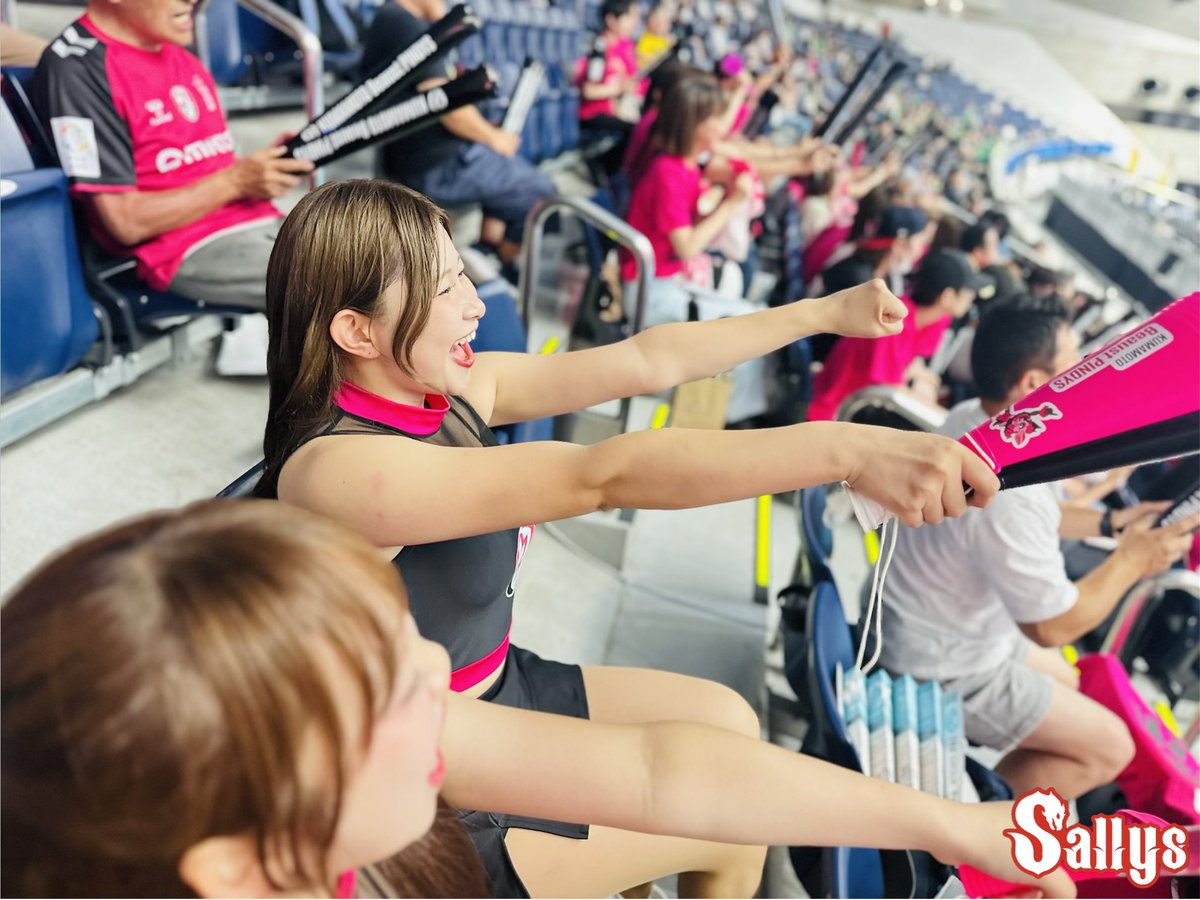 Sallys_official's tweet photo. 2025-26リーグH #プレーオフ🤾♀️
6/12(金)
#KUMAMOTOBeaustPINDYS
📍国立代々木競技場 第一体育館
#PindySallys ハイライト📸
NON🩷RUMIKA💜
ファンの皆さん、応援団の皆さんと一緒に、試合展開に一喜一憂しながら熱い応援を届けました✨❤️🔥
\\#PRIDEANDPASSION//
#リーグH
#ハンドボール
#チア https://t.co/SDIMhQSeKz