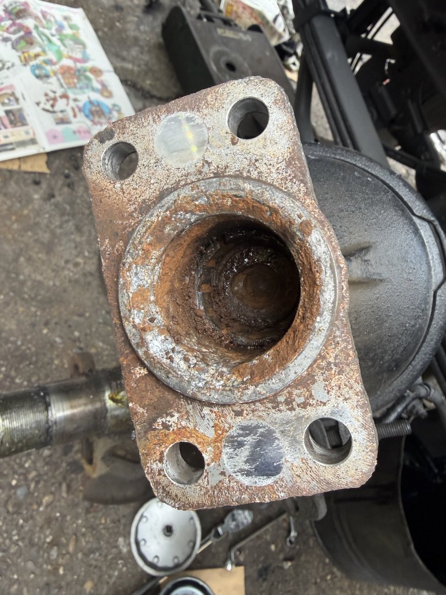 wrench_super's tweet photo. オークションで買ったいすずFTR
ブレーキがほとんど効かない😨
アンカーピン6/8本が固着、エキスパンダー全不良、チャンバー3/4個が不良(ピストン無し1個)とクソ。
リーフサスも3枚折れてる。
何故かバックプレート付いてないしコレは確信犯やろ🤬
てかよく陸送してきたな…。 https://t.co/CddhkGEzUq