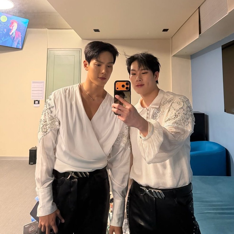 JJungs_gom's tweet photo. 서로 폰으로 같이 거셀 찍어서 각자 인스타에 올려준거 너무 예쁘다 🐻🐯 💞

260609                                   260616
셔누 인스타                              주헌 인스타
셔누 핸드폰                              주헌 핸드폰 https://t.co/aYltRfJBOH