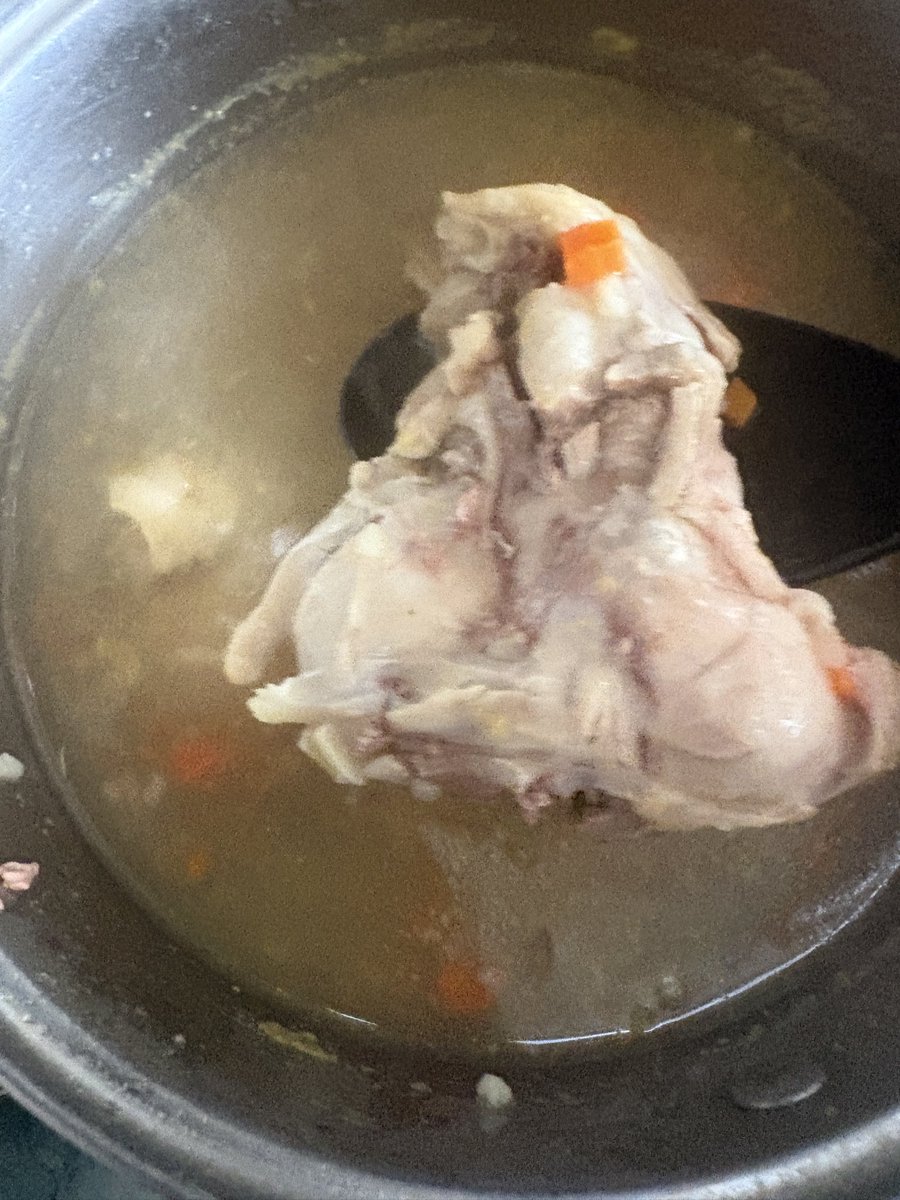 VictoriaArmas10's tweet photo. @Pronacaec Compré pollo de su marca y al preparar una sopa el caldo salió inusualmente oscuro y con un olor extraño. Adjunto fotografías como evidencia. Solicito una revisión del producto y del lote correspondiente, ya que me preocupa la calidad e inocuidad del alimento. https://t.co/tWL7l7etOl