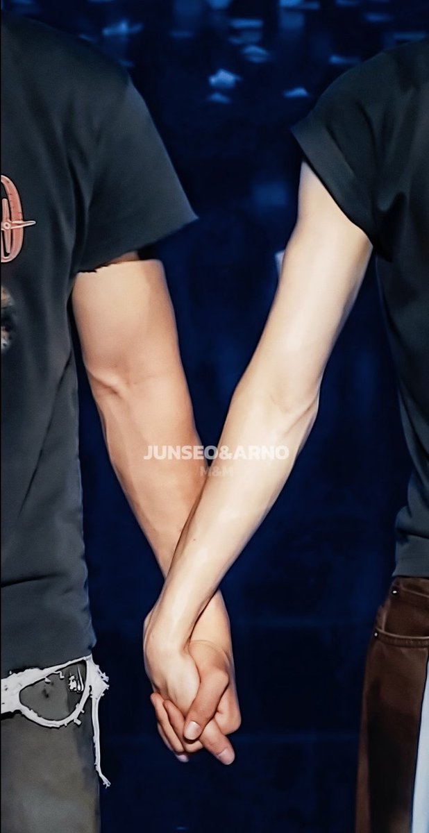 haoseofiles's tweet photo. THIS PIC OH MY GOD... THEIR SIZE DIFFERENCE I'M SICK🫠🫠 #haoseo https://t.co/W1jkMjAcsn