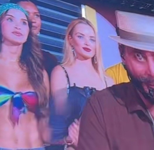 InfoBadBunnyBR's tweet photo. A Atriz Brasileira Giovanna Chaves também estava presente na casita no show de hoje em Madrid. 🇪🇸🇧🇷 https://t.co/rYDcSGUS7T