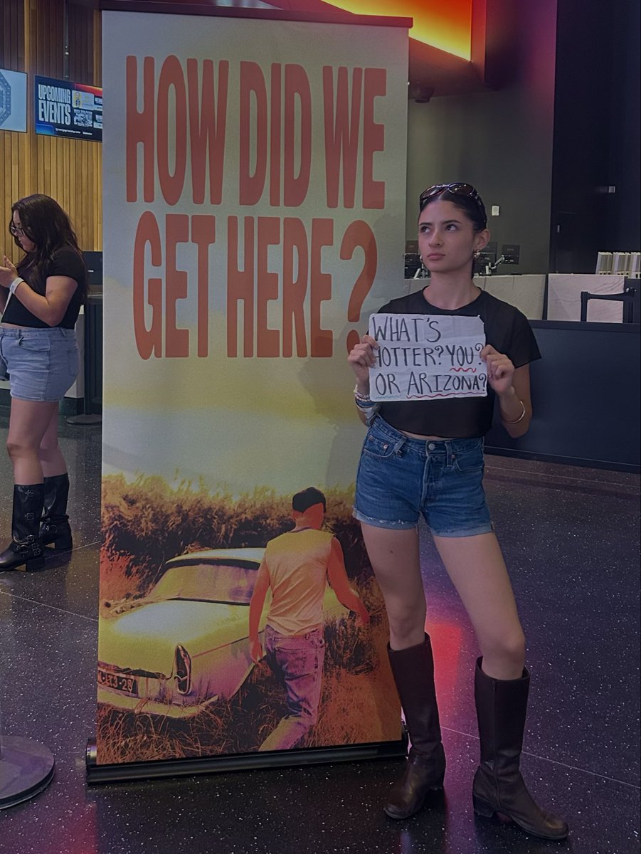 TPWK_Angela28's tweet photo. Sign and reaction!
 #HDWGHWT #HDWGHWTPhoenix #LouisTomlinson https://t.co/h16ERuDsLJ