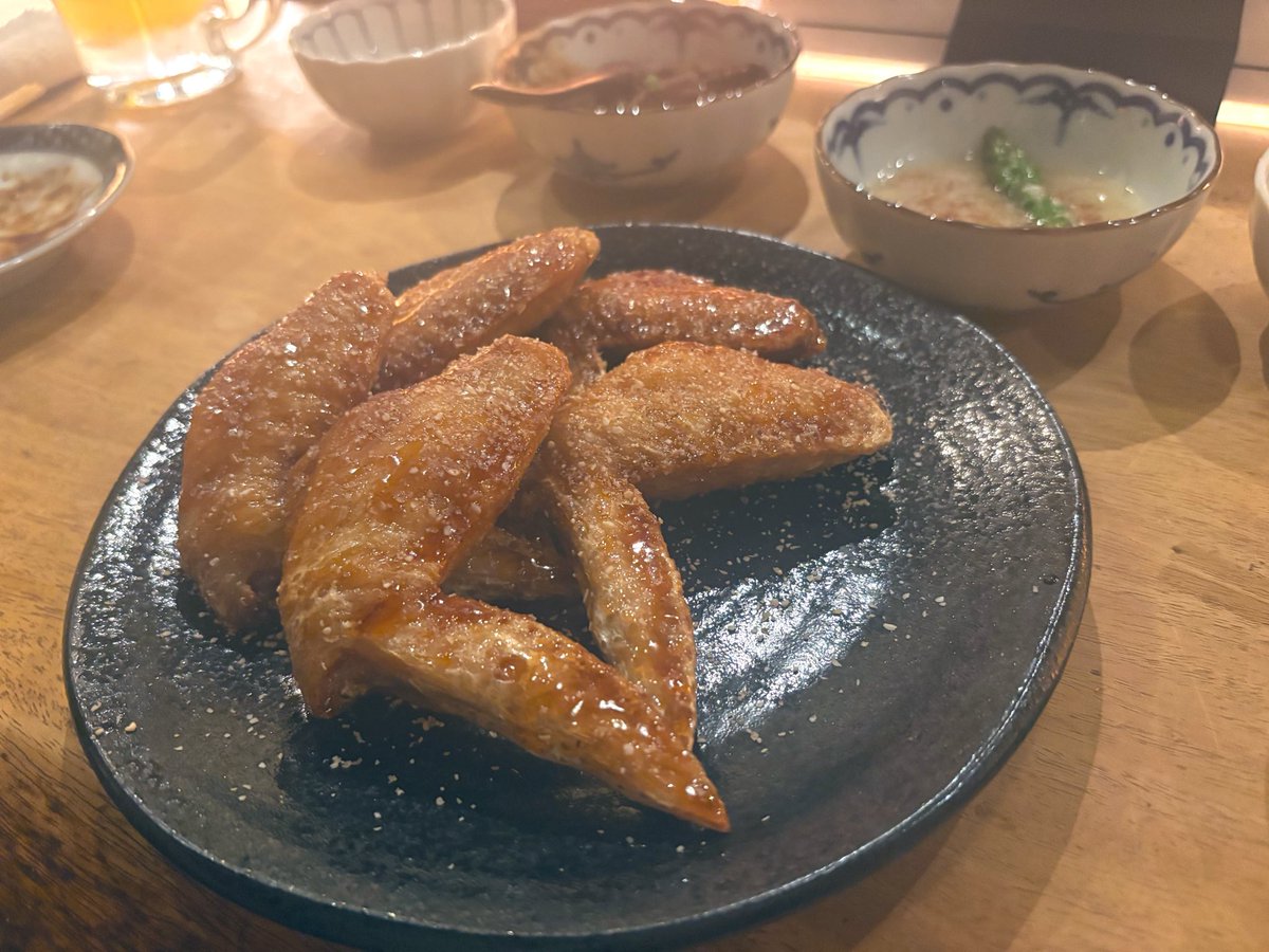 178ayk31's tweet photo. 着いた瞬間NARGOさんが浮かんで（笑）
スカパラ兄さんファンの皆さまも
つい反応しちゃうのかなと思うなどした←

手羽先も赤味噌も大好きだから
毎回の名古屋めしが楽しい🙂‍↕️🫶🏻
沼民さんお付き合いARIGATOでした🙏🏻
次は何食べようかな(気が早い)
#手羽先むつみ
#雀おどり総本店
#山本屋本店 https://t.co/b8NB4HxK4u
